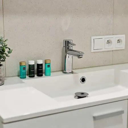 Huswell - Two Bedroom In With Parking * クノック・ヘイスト